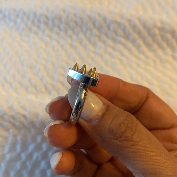 Louis Vuitton Spike Heart Ring - Picture 4 of 6